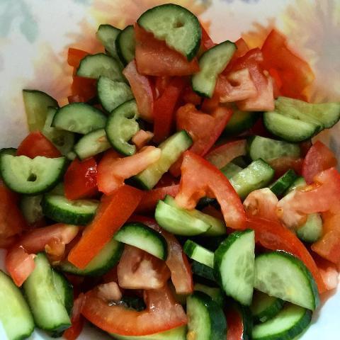 Фото - Салат из помидор и огурцов с маслом и зеленью