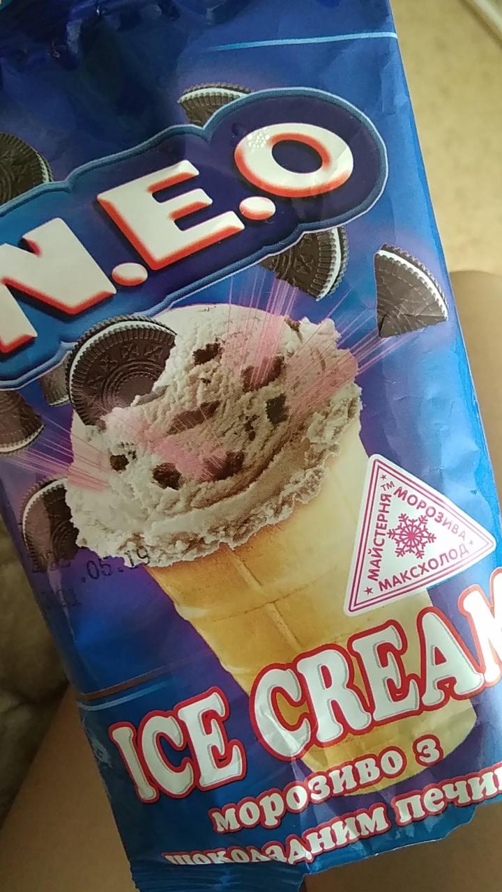 Фото - Мороженое пломбир с шоколадным печеньем в стаканчике NEO