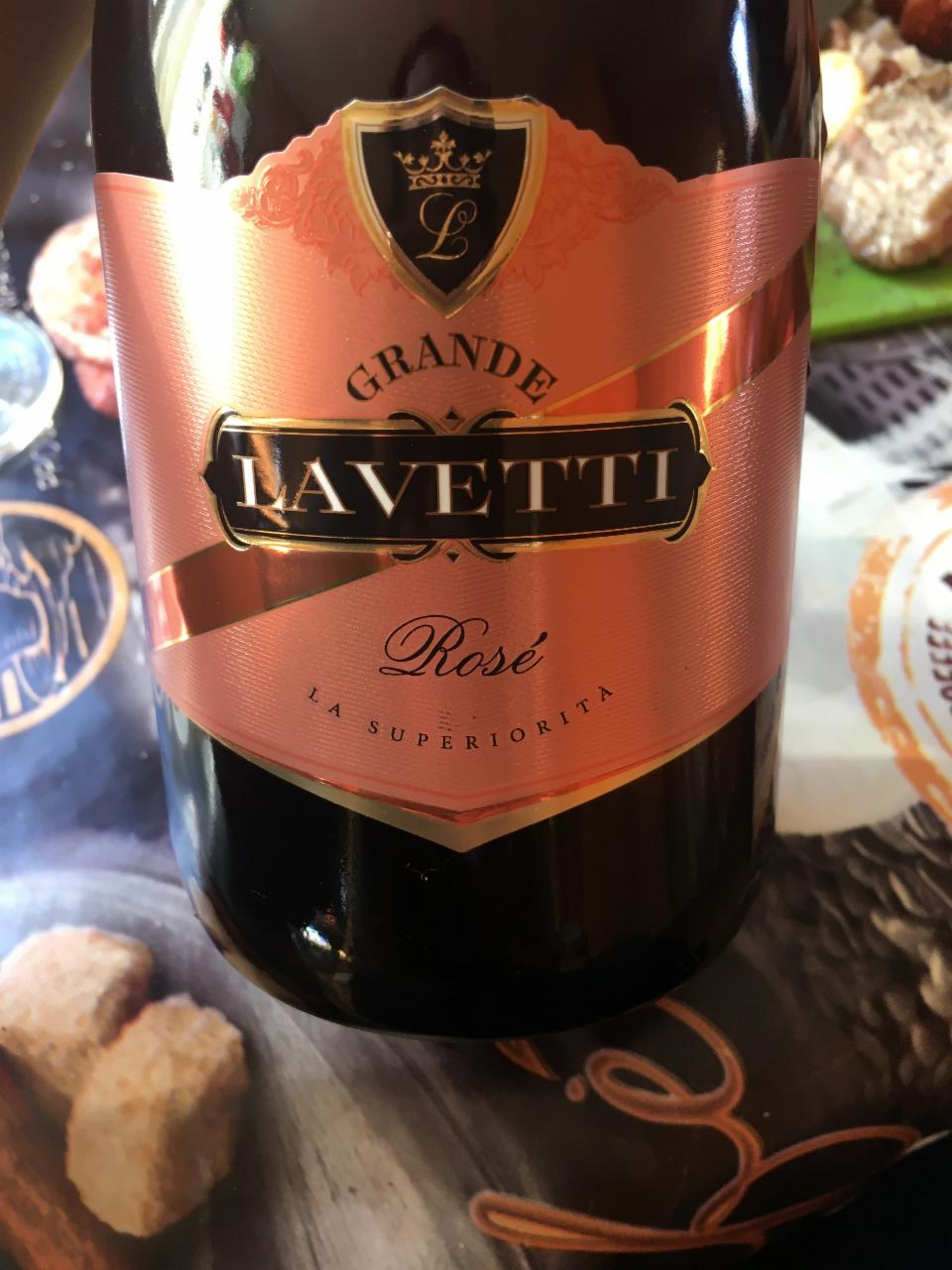 Фото - напиток винный газированный сладкий Lavetti Rose