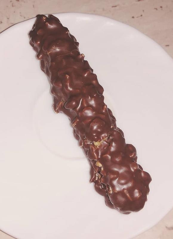 Фото - Вафля с мягкой карамелью, арахисом и изюмом, глазированные молочной шоколадной глазурью Зебра