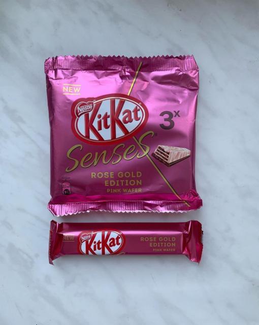 Фото - Батончик шоколадный са вкусом клубники Senses Rose Gold Edition Taste of Strawberry Kit Kat