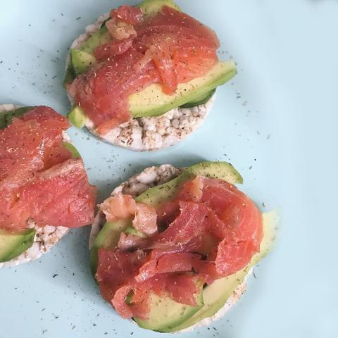 Фото - бутерброд с семгой и авокадо