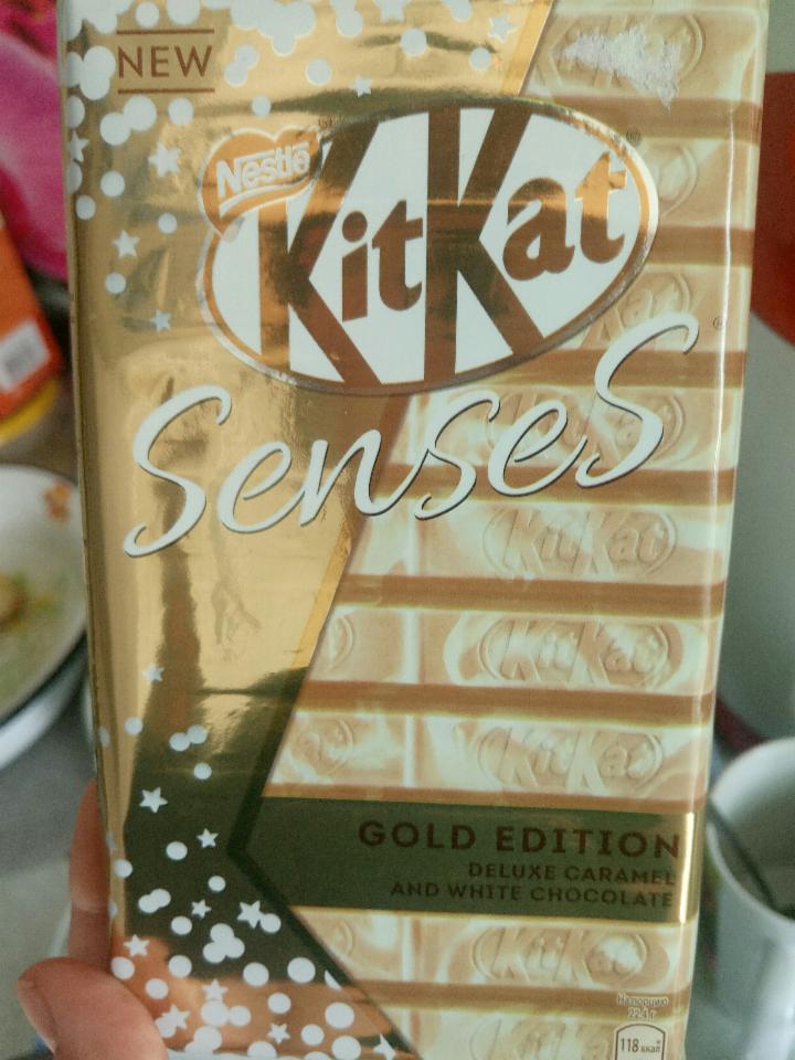 Фото - молочный, белый и темный шоколад с хрустящей черной вафлей senses gold edition kit kat
