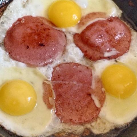 Яичница из 2 яиц калорийность на масле. Жареная колбаса с яйцом. Яйцо с колбасой. Жареные яйца. Яичница с колбасой калории.
