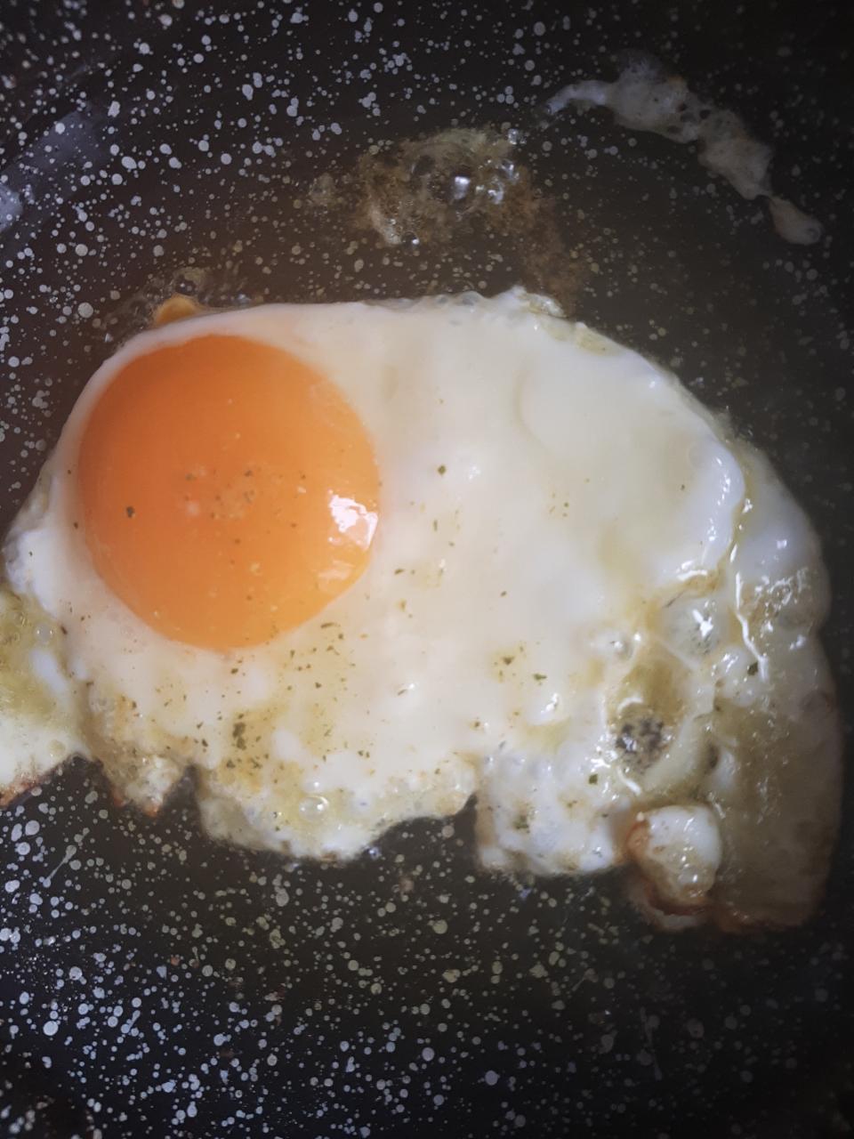 Фото - жаренные яйца с маслом