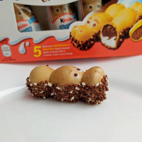 Фото - Печенье хрустящее с начинкой из двух разных кремов посыпанное шоколадом Happy Hippo Kinder