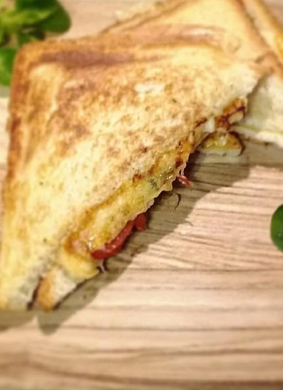 Фото - сэндвич с сыром и помидором 