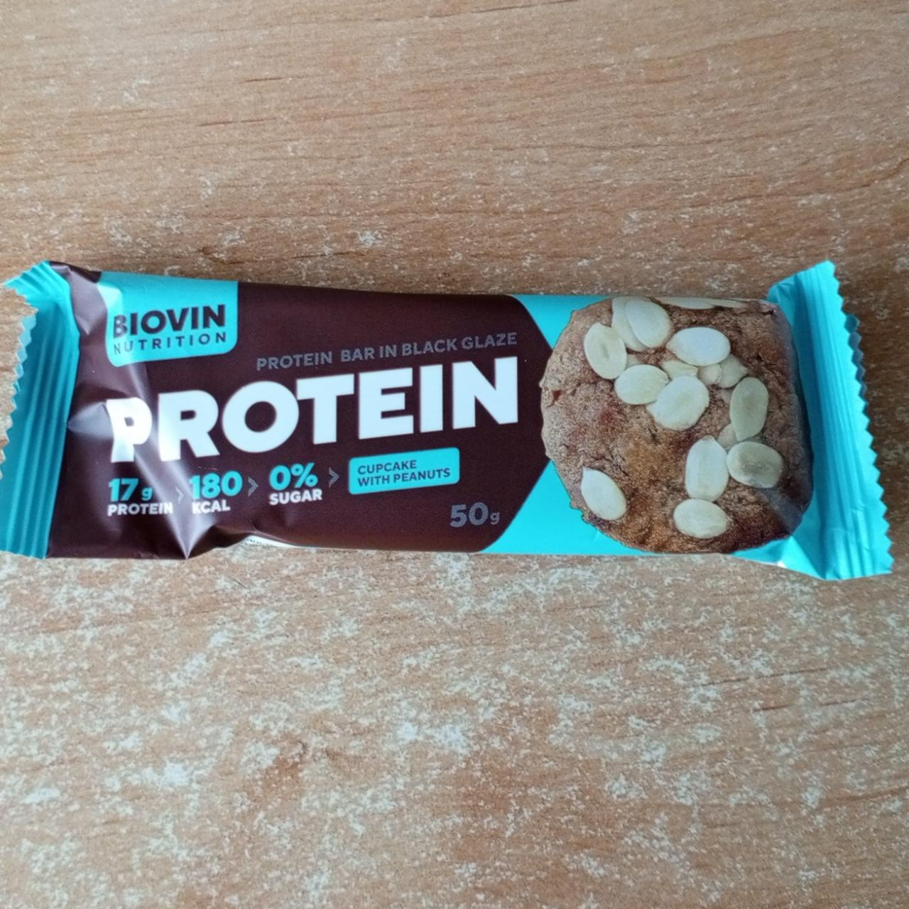 Фото - батончик протеиновый в тёмной глазури Кекс с арахисом Biovin