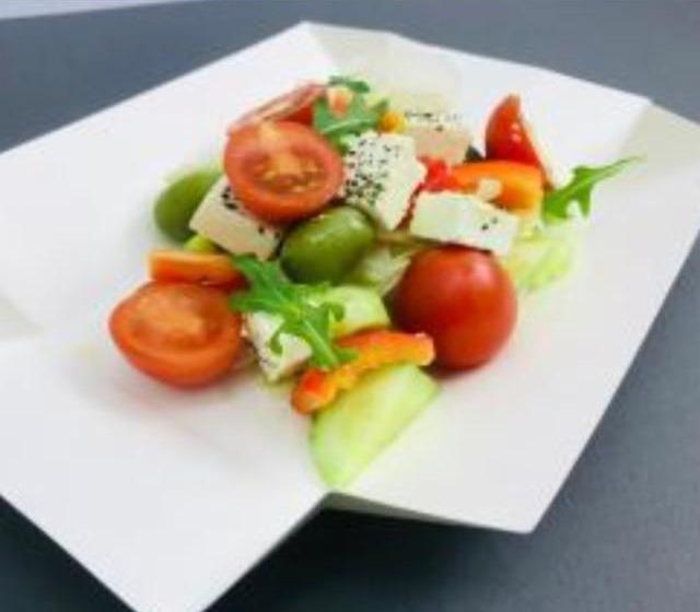 Фото - греческий салат с сыром фета и оливками