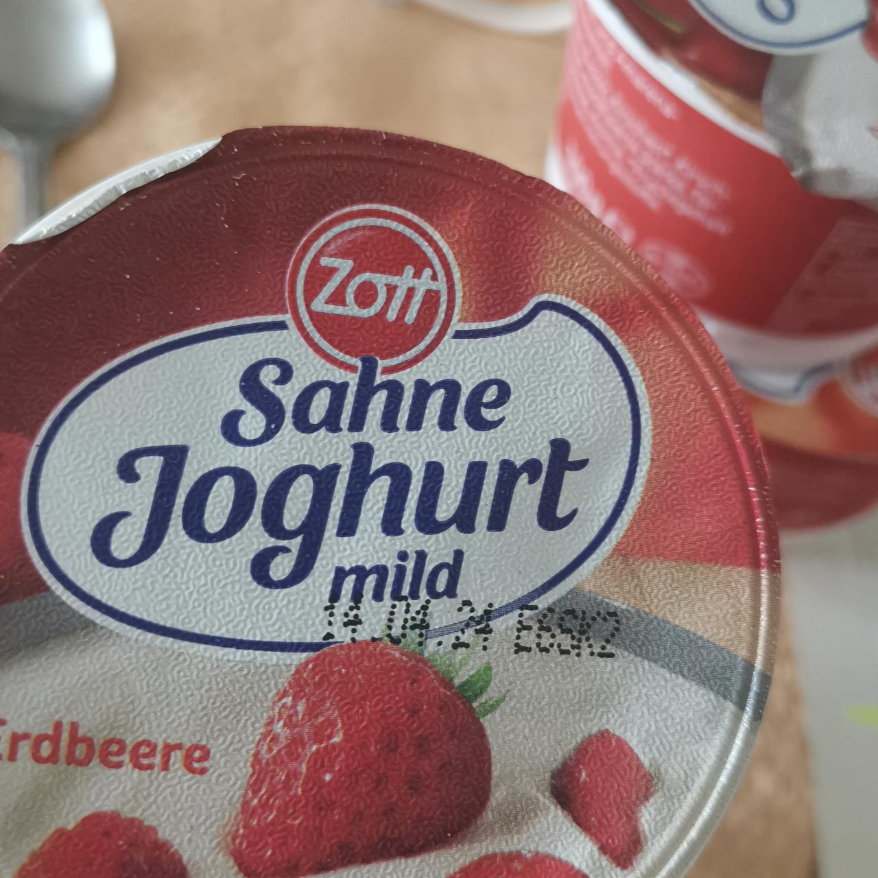Фото - Йогурт клубничный Sahne Joghurt mild Erdbeer Zott