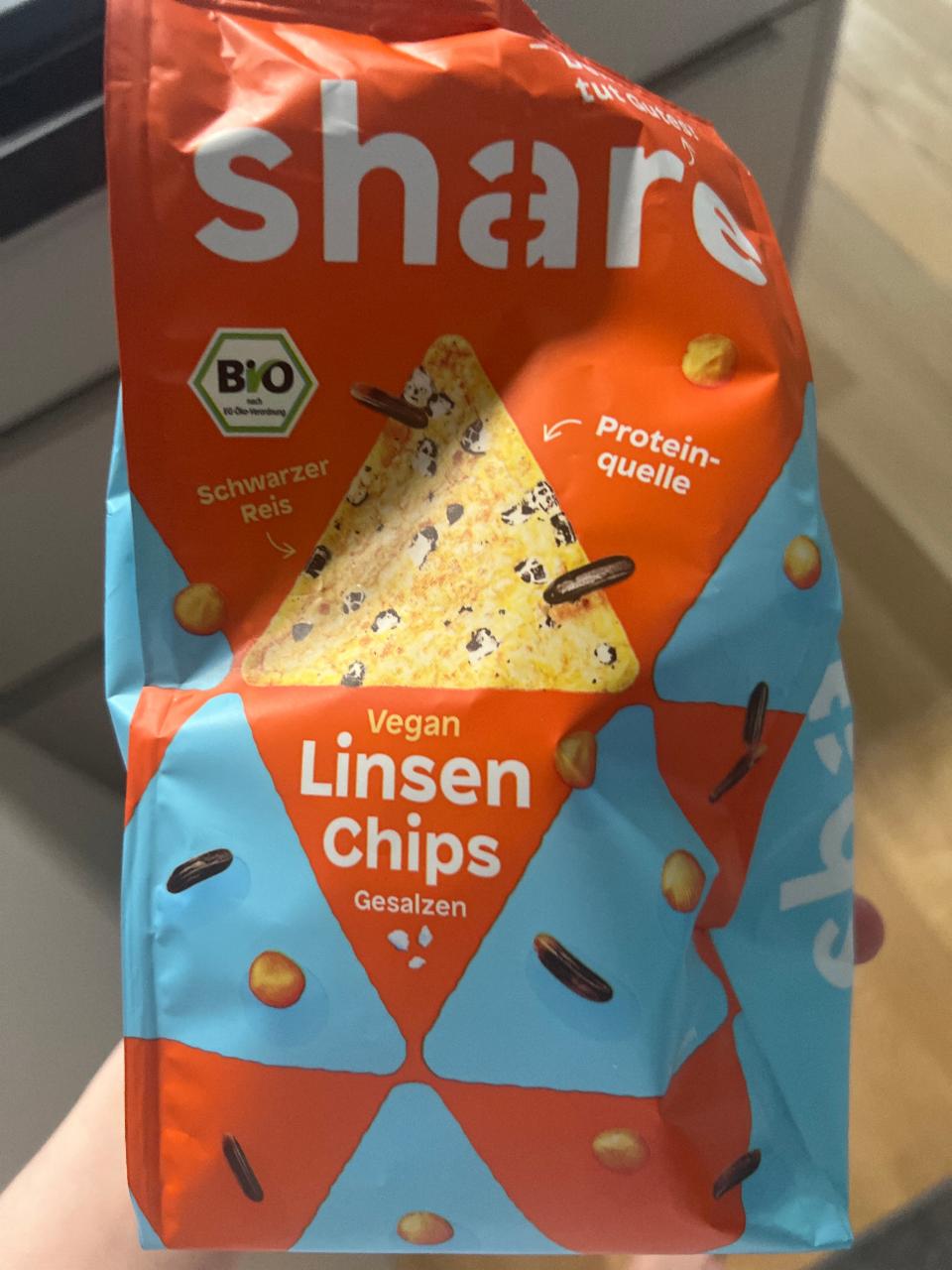 Фото - веганские чипсы Linsen Chips с воздушным темным рисом Share