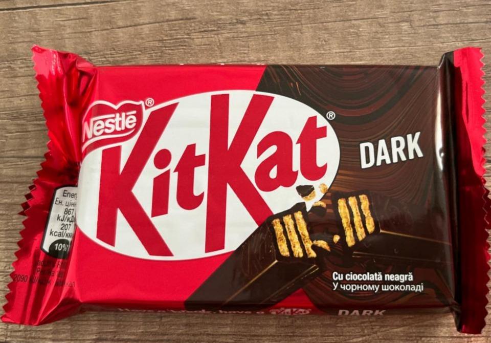 Фото - Батончик в черном шоколаде Dark KitKat