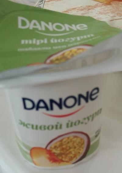 Фото - Йогурт 2.5% персик и маракуйя Данон Danone