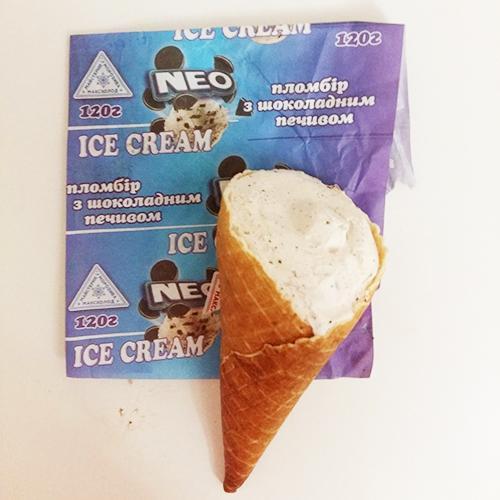 Фото - мороженое пломбир в сахарном рожке с шоколадным печеньем NEO