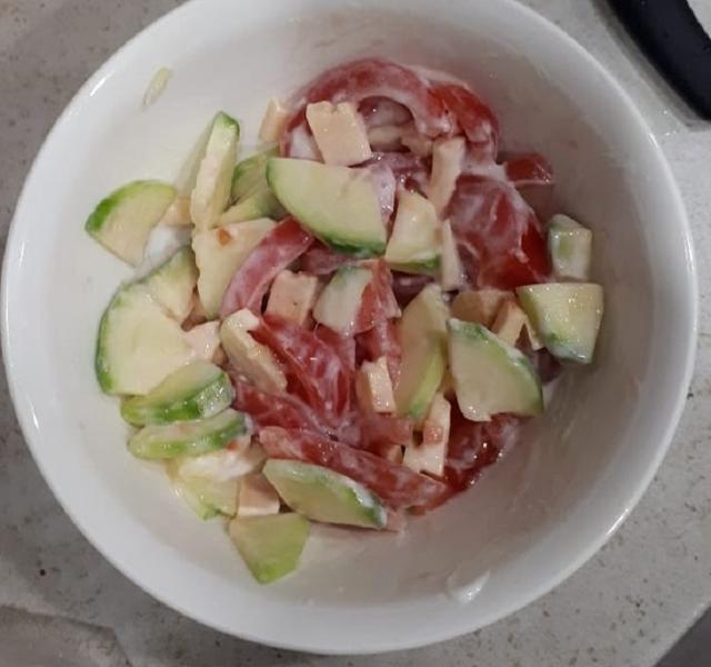 Фото - Салат из салата, помидора, редиски, огурца, йогурт