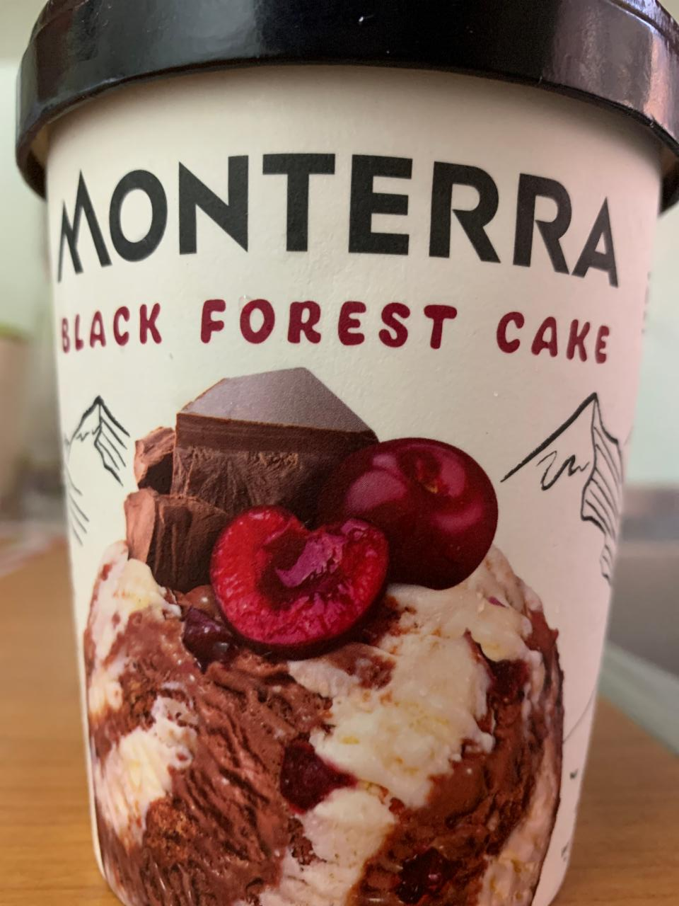Фото - мороженое шоколадное и со вкусом сливок, с вишней и печеньем Monterra