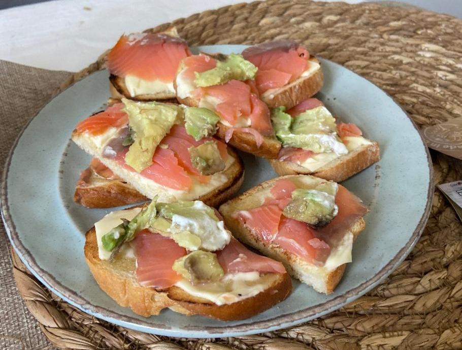 Фото - бутерброд с лососем и маслом