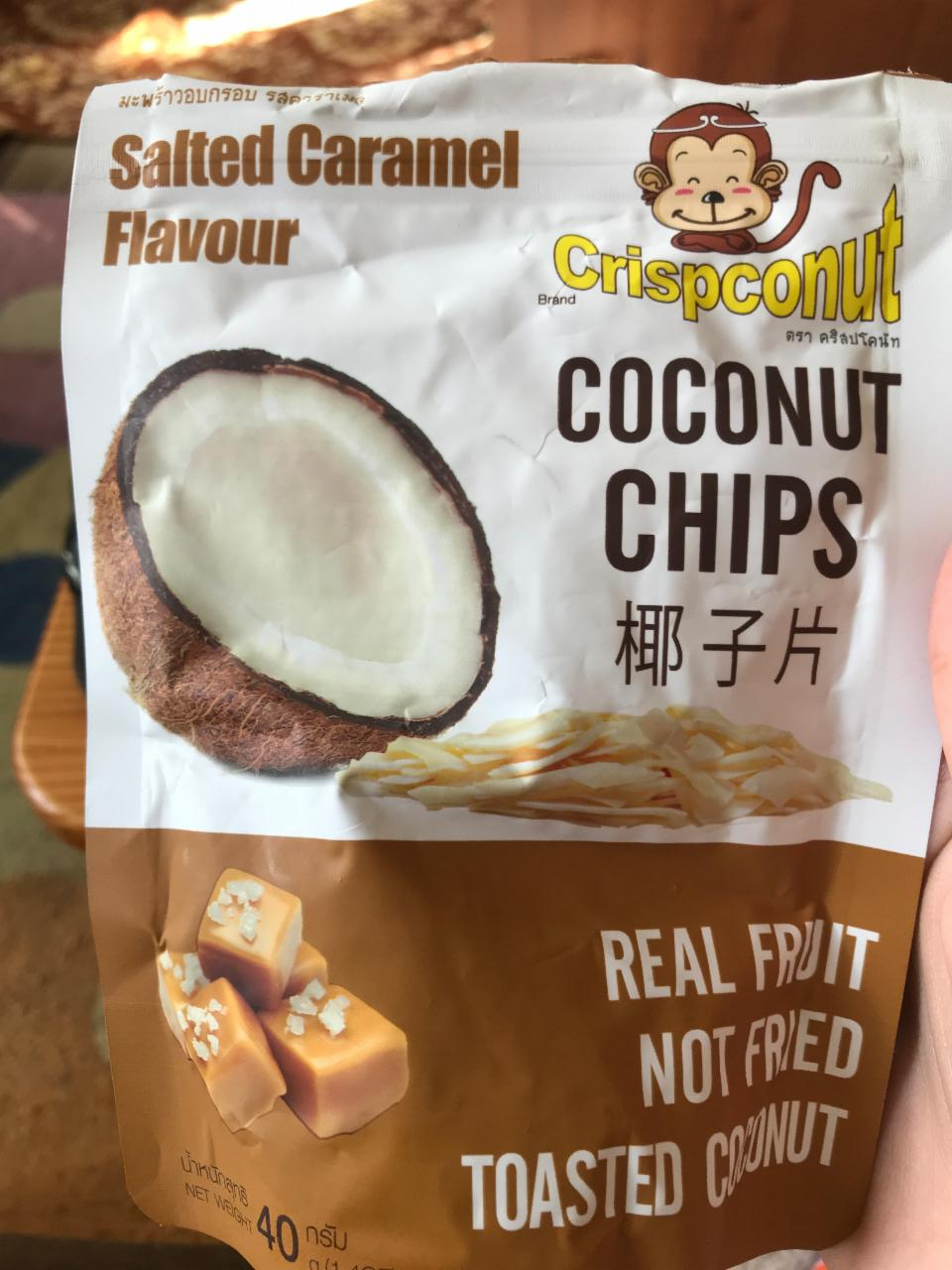 Фото - Чипсы кокосовые со вкусом соленой карамели Coconut Chips Crispconut