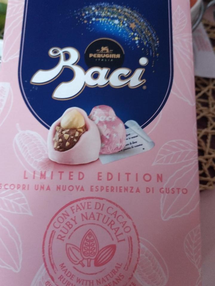 Фото - конфеты из шоколада с начинкой пралине и цельным лесным орехом Baci Limited Edition Perugina