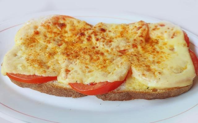 Фото - Тост с сыром и помидором.