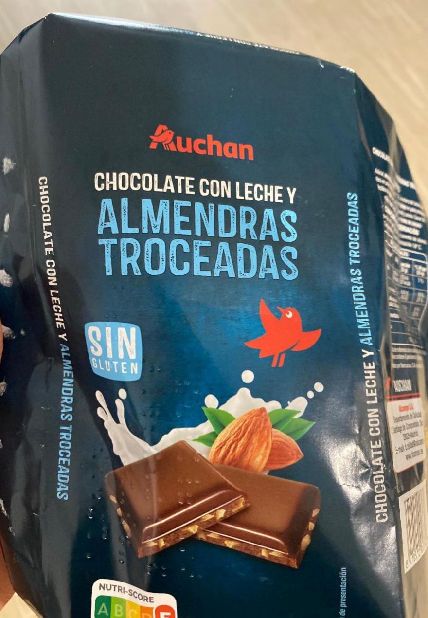Фото - Chocolate con leche y almendras Auchan