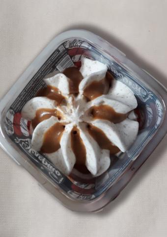 Фото - мороженое с змж с ароматом ванили с кусочками медового бисквита декорированное Эклерто