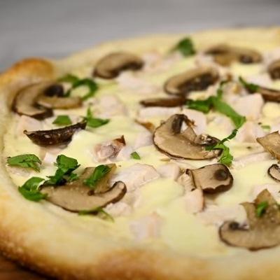 Фото - пицца с копченым мясом, шампиньонами и соусом Бешамель