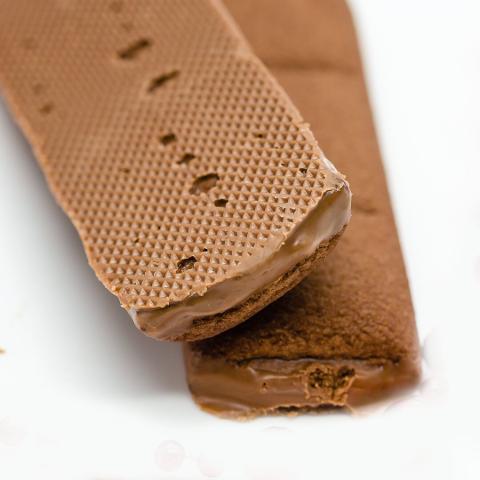 Фото - Milka crunchy break бисквитные палочки с шоколадом
