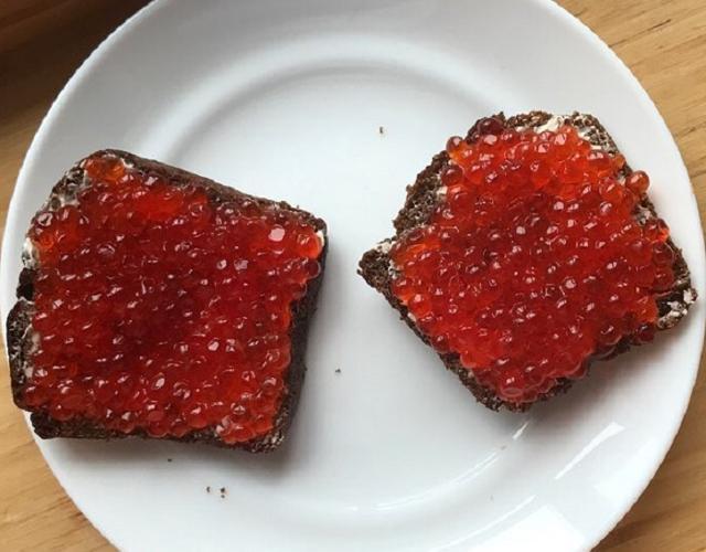 Фото - бутерброд с маслом и красной икрой