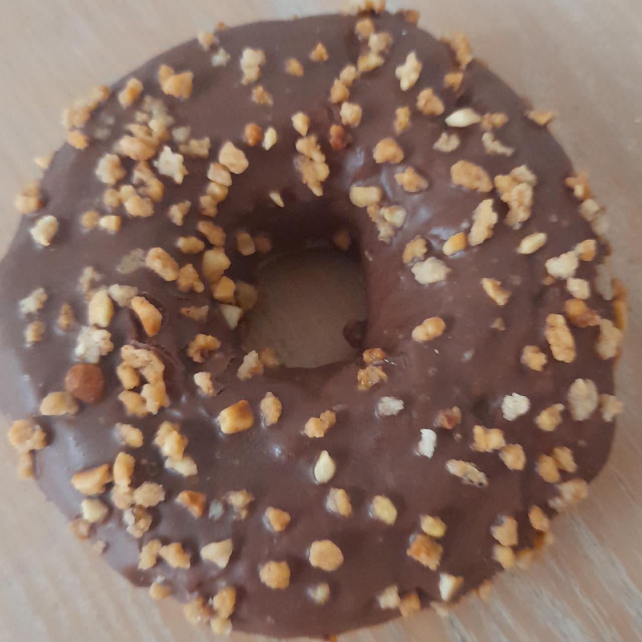 Фото - Пончик шоколадный с орешками Lidl