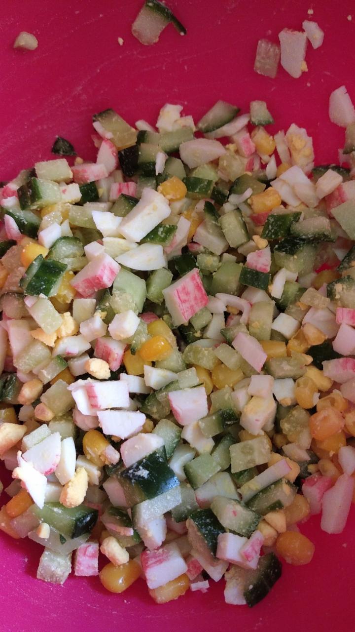 Фото - крабовый салат с кукуруза,огурцы, яйца