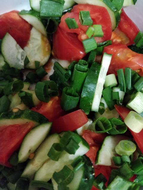 Фото - овощной салат(помидоры,огурцы,зелень,оливковое масло)