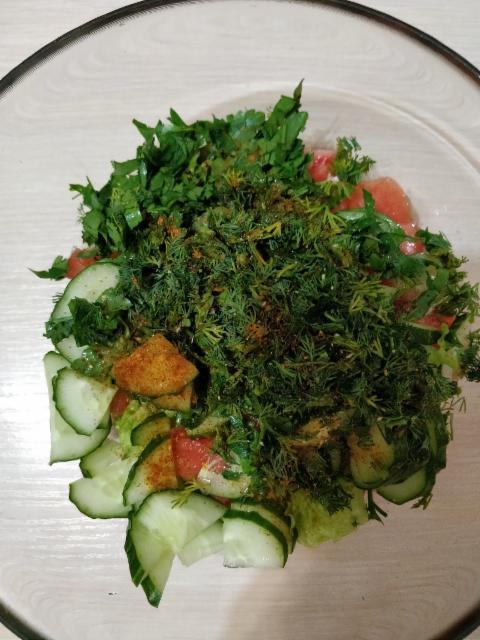 Фото - салат (капуста, огурец, редис, зелень, масло, соевый соус)