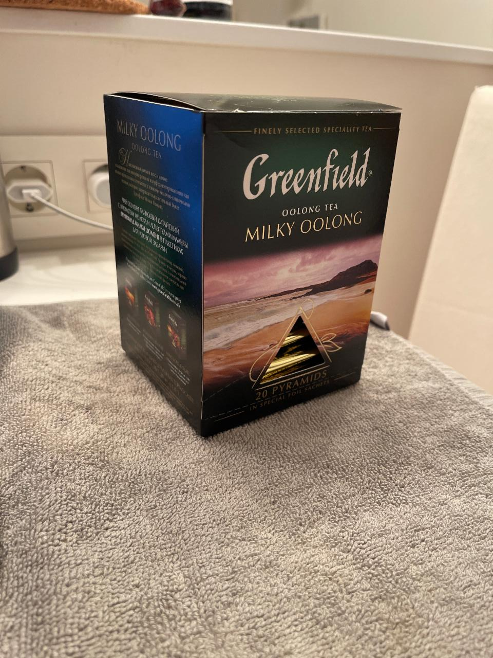 Фото - чай Milky Oolong байховый с ароматом молока и лепестками мальвы в пирамидках Greenfield