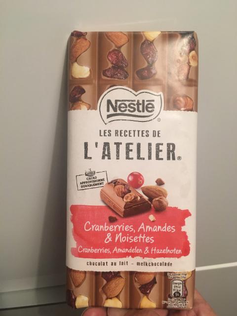 Фото - Молочный шоколад Les Recettes De L'atelier клюква миндаль и фундук Nestle