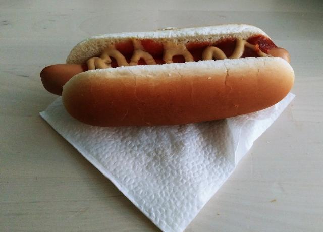 Фото - хот-дог 'Икеа' с кетчупом и горчицей