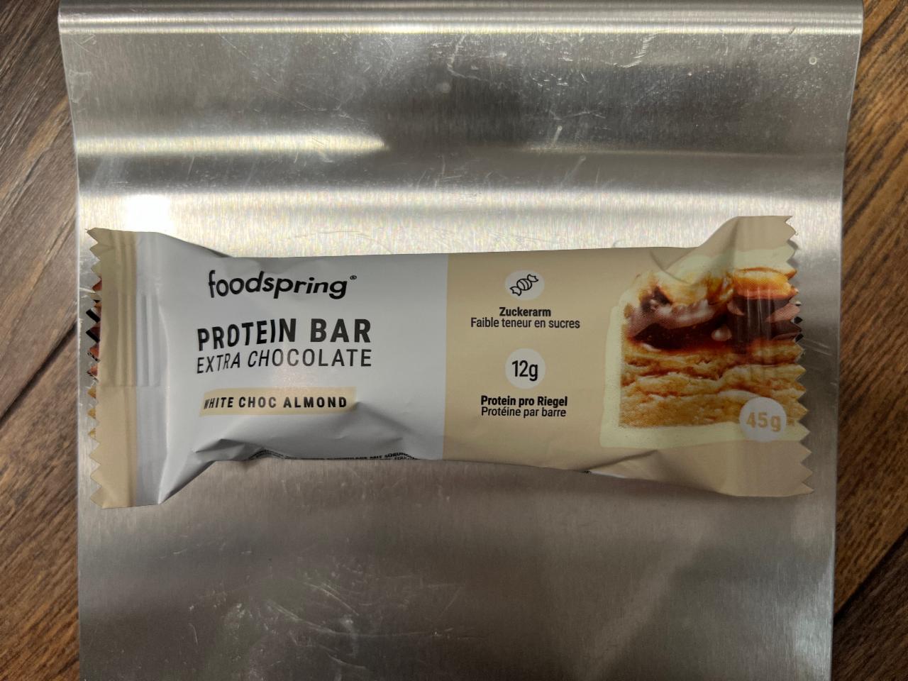 Фото - протеиновый батончик экстра белый шоколад миндаль Protein bar extra chocolate Foodspring