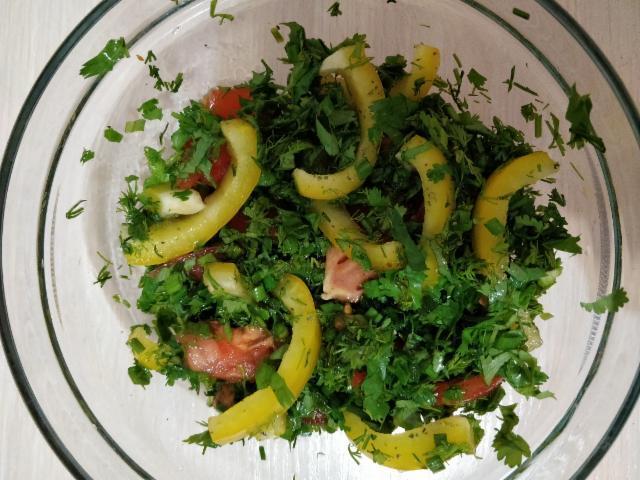 Фото - Салат перец, помидор, петрушка, укроп,зелёный лук,оливковое масло