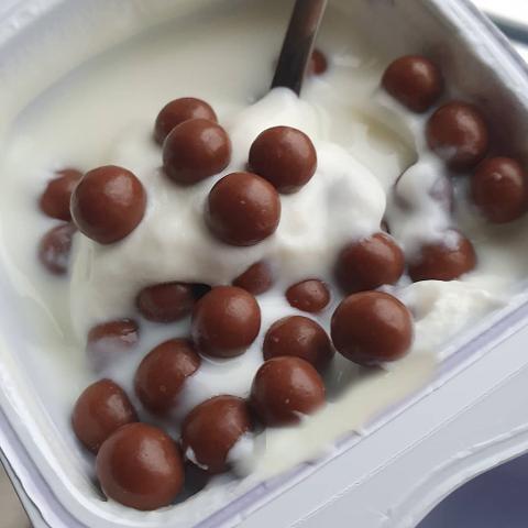 Фото - Йогурт Milka шоколадные шарики. Crispies