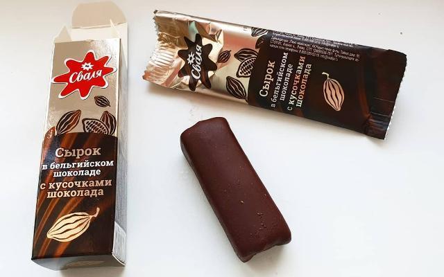 Фото - Сырок творожный Сваля в бельгийском шоколаде с кусочками шоколада Svalya