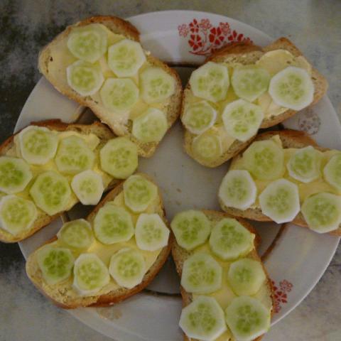 Фото - Бутерброд с плавленым сыром и огурцом