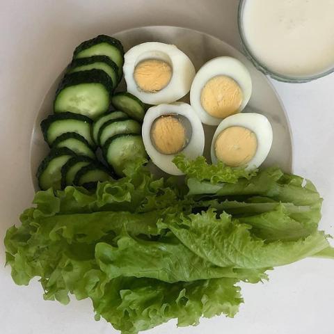Фото - Салат (яйцо, сметана, майонезю огурец лук зеленый)