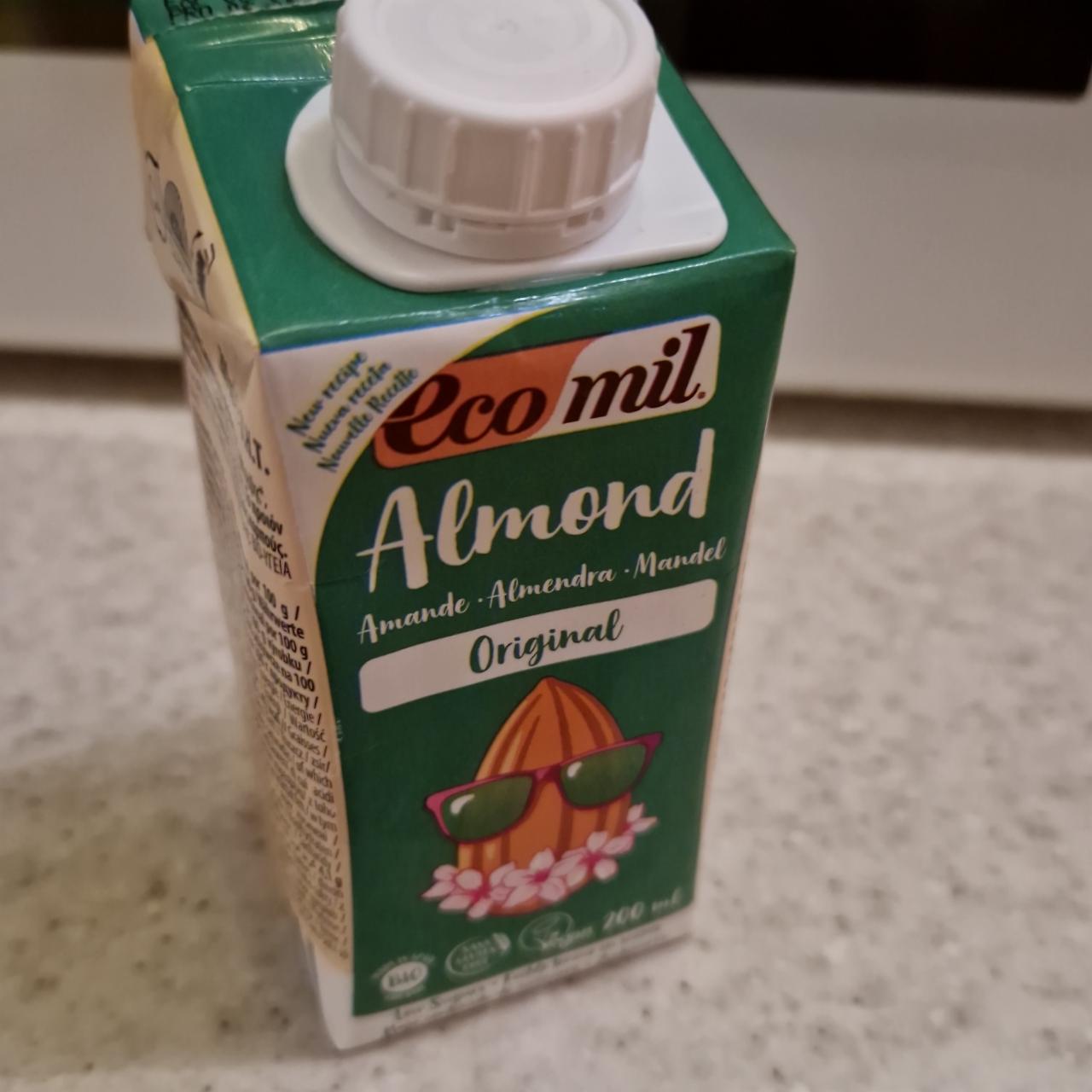 Фото - молоко с миндалём и сиропом агавы EcoMil