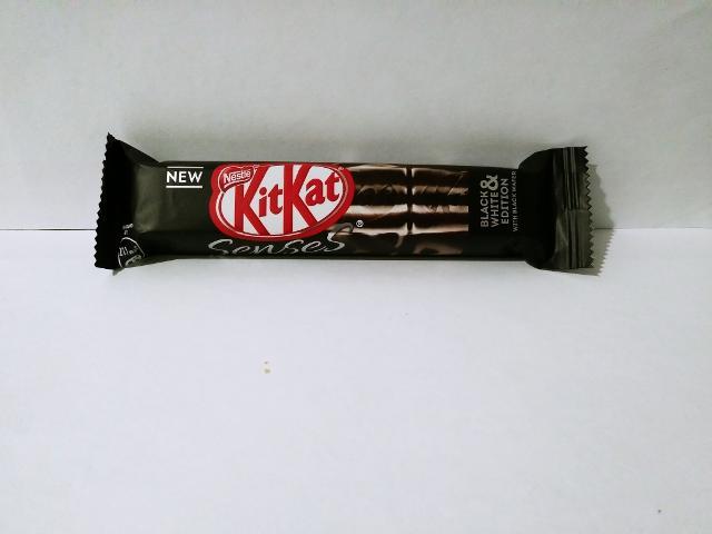 Фото - шоколадный батончик с молочным, белым и тёмным шоколадом и с хрустящей чёрной вафлей Kitkat Senses Black&White Edition