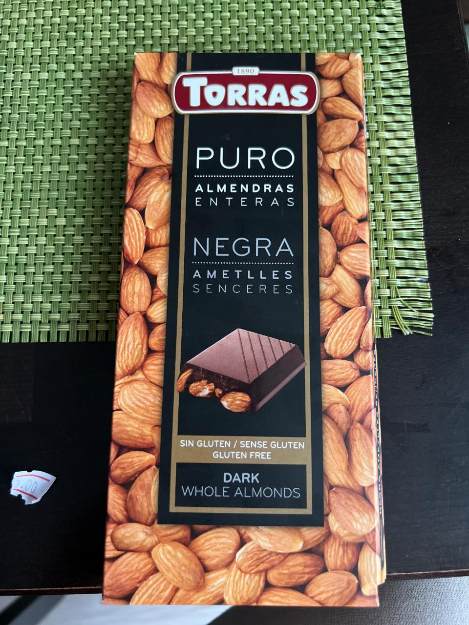 Фото - Черный шоколад с цельным миндалем Torras