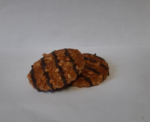 Фото - Печенье сахарное с арахисом декорированное тёмной глазурью Лента