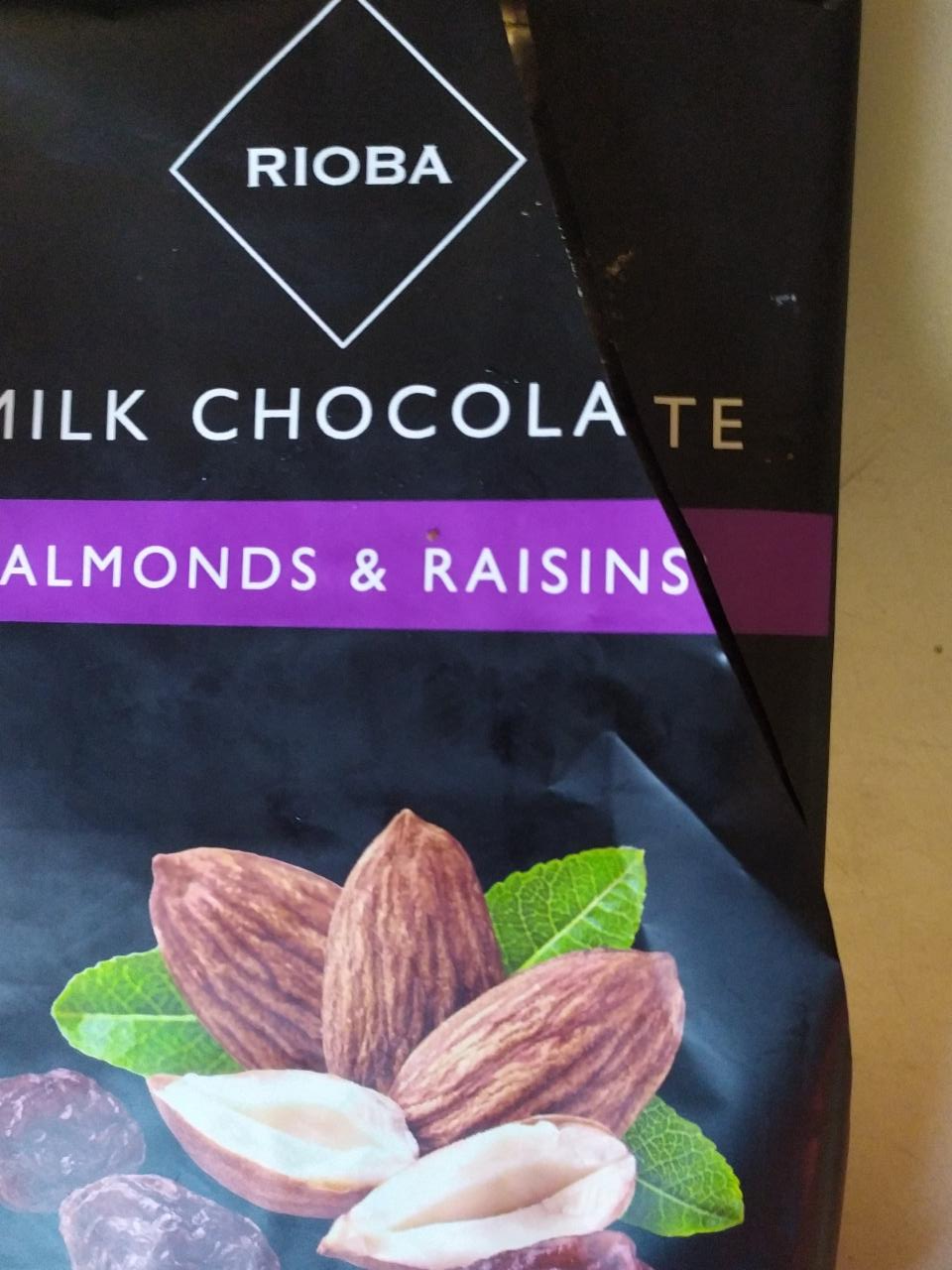 Фото - Шоколад молочный с миндалем и изюмом Milk Chocolate Almond & Raising Rioba