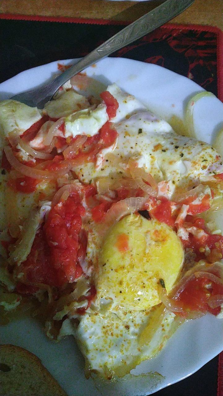 Фото - Яйцо куриное жареное с помидором и репчатым луком