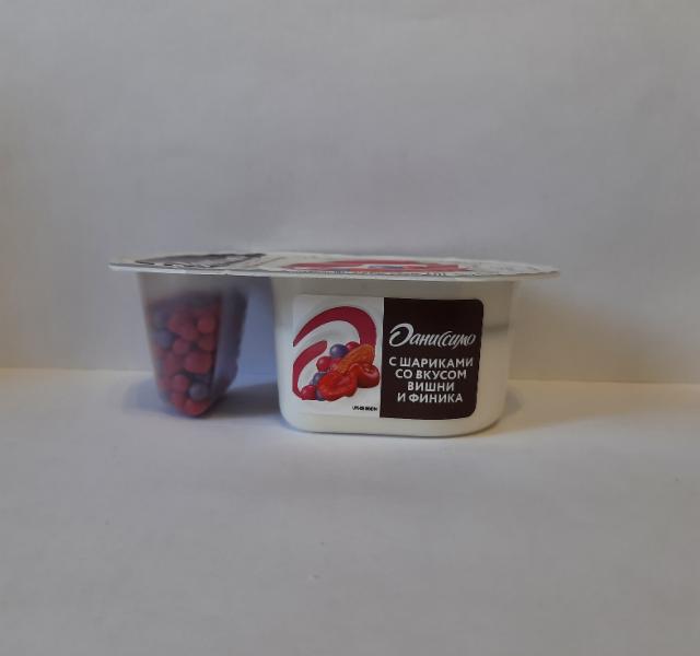 Фото - Йогурт с хрустящими злаковыми шариками в белой шоколадной глазури со вкусом вишни и финика Даниссимо фантазия