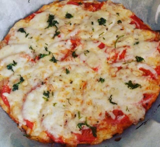 Фото - Пицца с моцареллой и помидорами